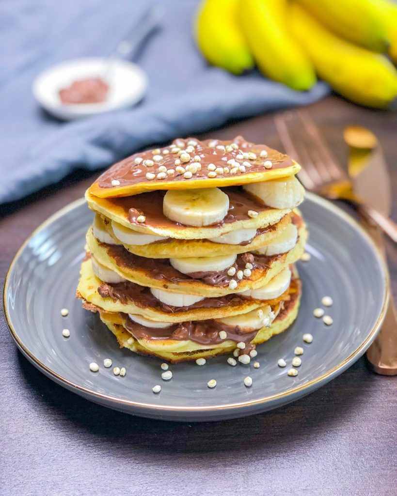 Pancakes mit gepufftem Quinoa, Bananen und High Protein Schoko Pudding als Toppings