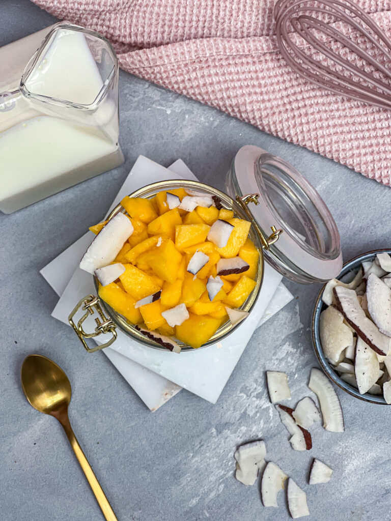 Porridge mit Mango und Kokos